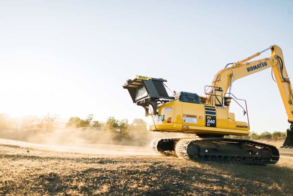 Baumaschine im Abendlicht als Sinnbild fuer groessere Investitionen