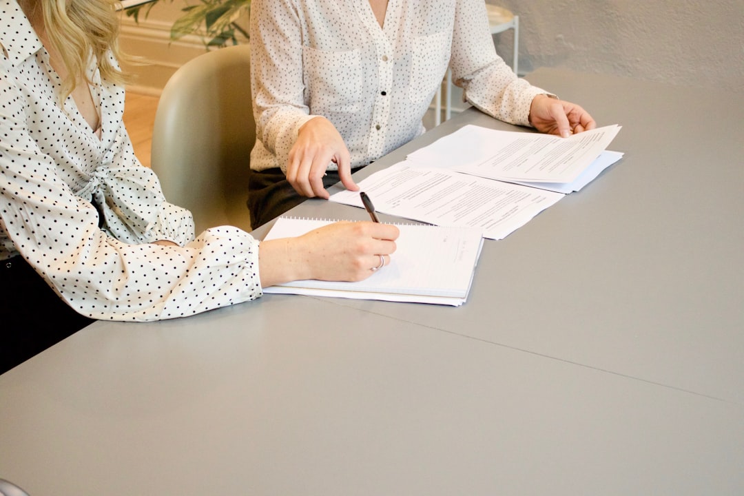 Zwei Personen unterzeichnen Unterlagen zur Foerderform Zuschuss oder Darlehen