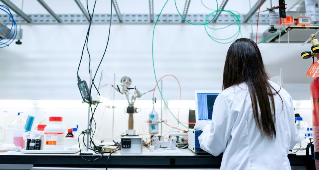 Forschungszulage beantragen, Ingenieurin bei Forschung und Entwicklung im Labor