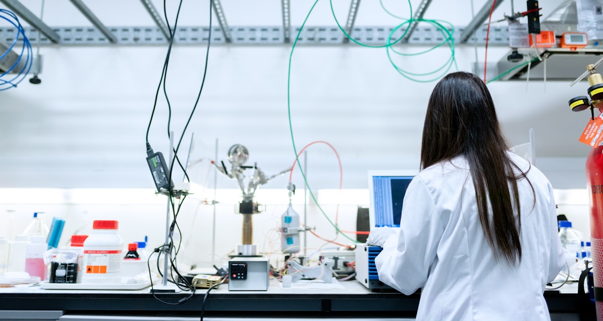 Forschungszulage beantragen, Ingenieurin bei Forschung und Entwicklung im Labor